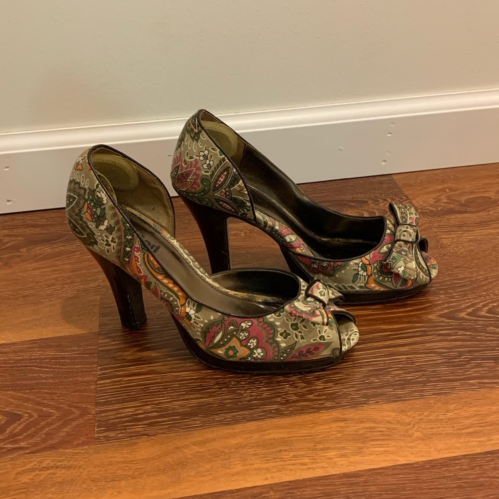 Floral/Paisley peep toe pumps